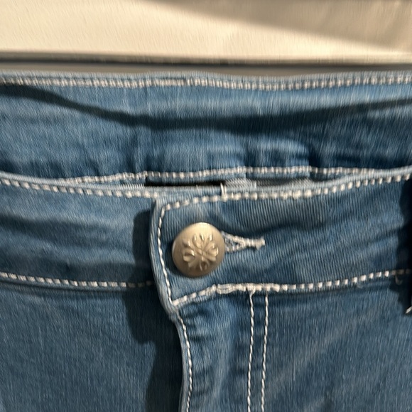 NWT H & I Fashion Acid Wash Bootcut Jeans with Jeweled embossed back pockets. - Picture 3 of 8